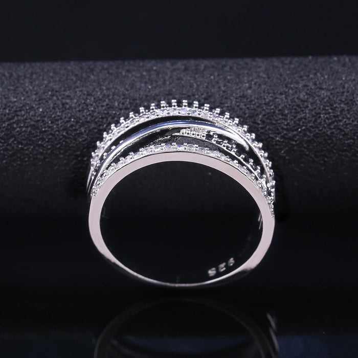 Huitan New Twist Ethnic Style Women Finger Rings With Black&White Stone Micro Paved Surprise Gift For Women Trendy Jewelry Rings